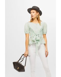 بلوزة سادة بتصميم عصري مميز