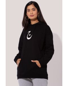Model wears Sweatshirt hoodie with Arabic letter print "ج"
