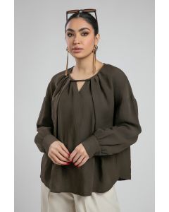 بلوزة بثنيات أمامية وياقة مفتوحة