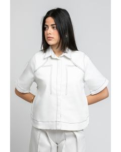 قميص بأكمام قصيرة وتفاصيل خياطة