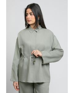 قميص بقصة مريحة ورباط خصر