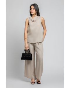 بنطلون بقصة واسعة مع ثنيات أمامية