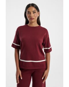 توب نسائي محبوك بتفاصيل متباينة