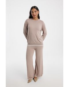 بنطلون نسائي محبوك بتفاصيل متباينة