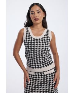 سترة نسائية محبوكة بدون أكمام بنقشة