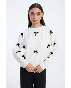 بلوزة محبوكة مزينة بفيونكات