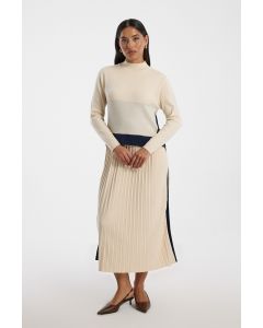 فستان طويل محبوك بتفاصيل متباينة