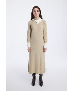 فستان محبوك طويل بياقة وأكمام متباينة