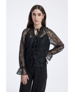 بلوزة من الدانتيل بتفاصيل كشكش