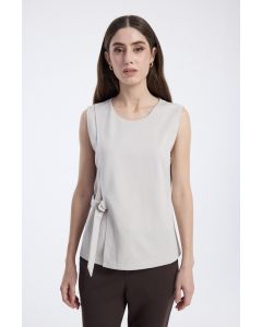 بلوزة بدون أكمام بتفاصيل ربطة جانبية