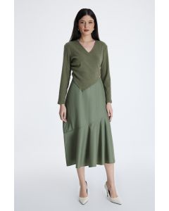 فستان ميدي بتصميم ملفوف وتفاصيل أزرار