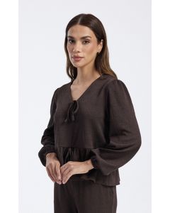 بلوزة بتفاصيل رباط أمامي