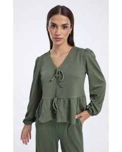 بلوزة بتفاصيل رباط أمامي