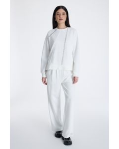 بنطلون واسع بتفاصيل مطرزة على الجيوب