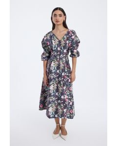 فستان نسائي طويل مزين بنقشة زهور