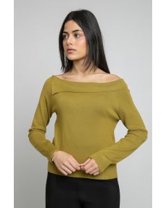 كنزة محبوكة بأكتاف مكشوفة