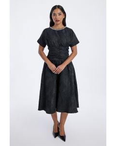 فستان ميدي جاكار بياقة مرصعة