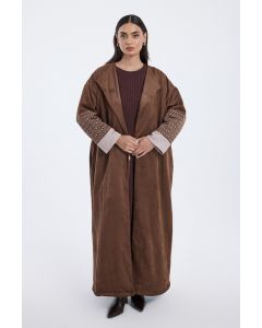 فروة بتفاصيل مطرزة على الأكمام