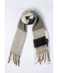 وشاح بنقشة ألوان متداخلة مع شراشيب