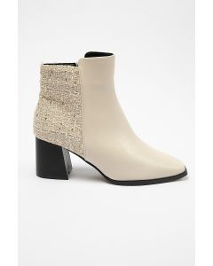 جزمة كاحل بتفاصيل تويد